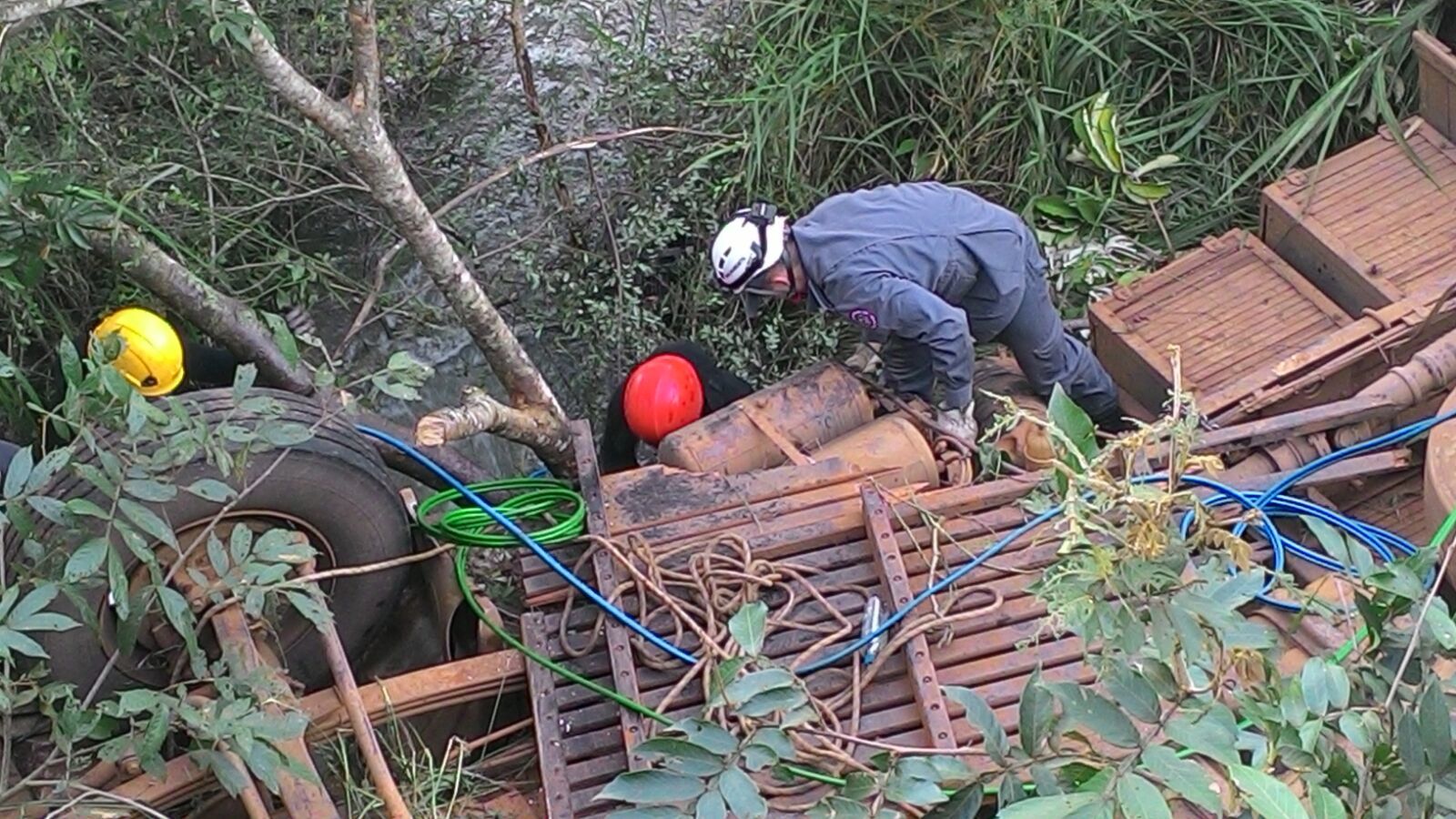 Bombeiros tiveram dificuldades para retirada da vítima