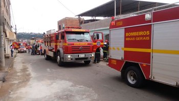 Três viaturas e 14 bombeiros atuaram no combate alt
