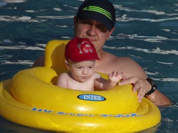 Na piscina de casa ou do condomínio, as crianças devem estar sempre sob a supervisão de um adulto, podendo-se usar uma boia. Como a pele das crianças é sensível, não esquecer o protetor solar e o boné. alt