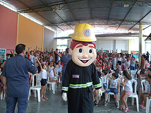 O mascote Foguinho participou da formatura O mascote Foguinho participou da formatura