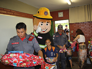 Bombeiros da Cidade Administrativa apadrinharam as crianças Bombeiros da Cidade Administrativa apadrinharam as crianças