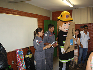 O Mascote Foguinho participou da entrega dos presentes O Mascote Foguinho participou da entrega dos presentes