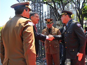 Comandante-Geral recepciona governador Fernando Pimentel na entrada do Palácio da Liberdade Comandante-Geral recepciona Governador na entrada do Palácio da Liberdade