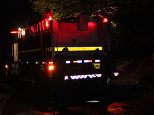 Bombeiros combatem as chamas Bombeiros combatem as chamas