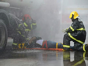 Bombeiros utilizaram técnicas de combate a incêndio e resgate durante o simulado Bombeiros utilizaram técnicas de combate a incêndio e resgate durante o simulado