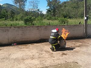 O botijão foi transportado para um local seguro O botijão foi transportado para um local seguro