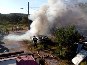 Bombeiros combatem as chamas