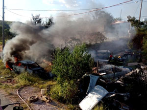 Bombeiros combatem as chamas