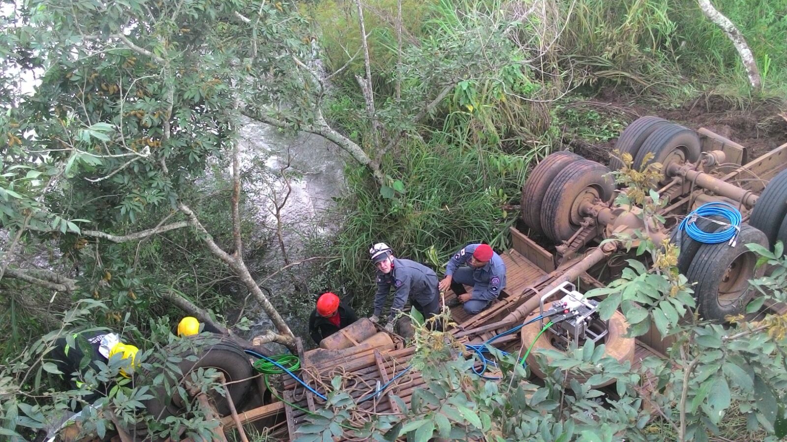 Bombeiros realizando o resgate da vítima alt