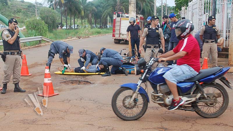 Bombeiros realizando o atendimento a vítima