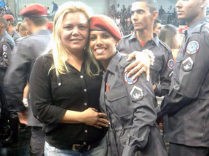Soldado Sâmara e sua mãe em sua formatura do Curso de Formação de Soldados do Corpo de Bombeiros Militar de Minas Gerais, em 2014 alt