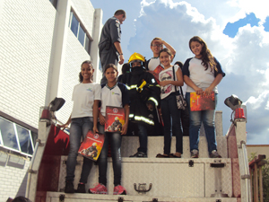 Futuros Bombeiros Mirins conhecem o caminhão de combate a incêndio dos Bombeiros alt