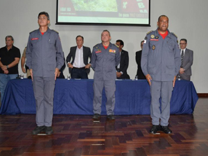Ao centro, Coronel Luiz Henrique Gualberto Moreira, Tenente Coronel Rubem da Cruz (esq.) e Tenente Coronel Nivaldo Machado (dir.) alt