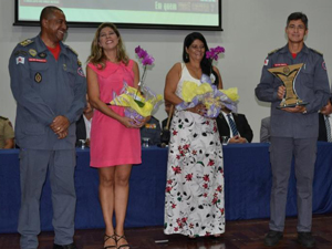 As esposas dos comandantes foram homenageadas na passagem de cargo alt
