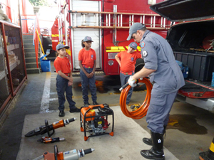 Os vencedores do concurso de redação conhecem os equipamento utilizados nos salvamentos do Corpo de Bombeiros alt
