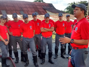 Cadetes do CFO II recebendo instruções de combate a incêndio ubano alt