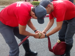 Cadetes do CFO II realizam instrução de montagem de linha de combate a incêndio alt