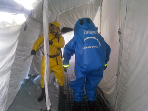 Bombeiros montam tenda de descontaminação alt