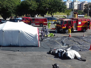 A tenda de descontaminação foi montada para simular a descontaminação das vítimas do acidente alt
