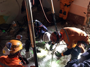 Técnicas internacionais de salvamento foram treinadas para retirar as vítimas dos escombros alt