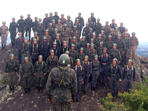 Pedra do escalador militar que marca o fim do estágio alt