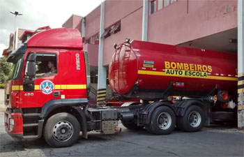 Motoristas treinam para dirigir as viaturas do Corpo de Bombeiros alt