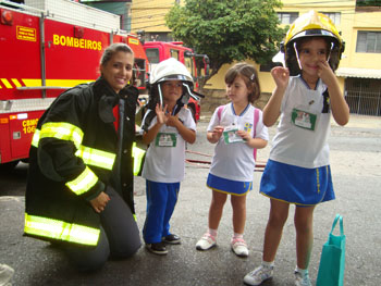 Equipamentos do Corpo de Bombeiros é atração para os pequenos visitantes alt