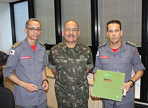 General presenteia o Comandante Geral e o Chefe do EMBM General presenteia o Comandante Geral e o Chefe do EMBM