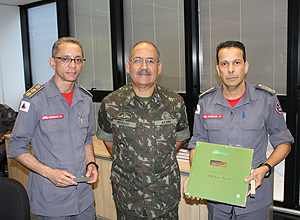 General presenteia o Comandante Geral e o Chefe do EMBM