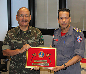 Coronel Gamaliel entrega a Comenda da Machadinha ao General Mário Lúcio Coronel Gamaliel entrega a Comenda da Machadinha ao General Mário Lúcio