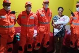 Bombeiros de Salinas exercitam a responsabilidade social em visita à parturiente