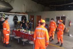 Bombeiros de Juiz de Fora são homenageados por moradores