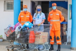 Bombeiros de Divinópolis realizam entrega de doações da campanha do Dia das Crianças