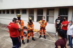 Bombeiros realizam instrução durante encontro do Consurge