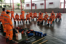 Militares passam por instrução sobre equipamentos de combate a incêndio