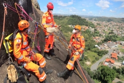 Bombeiros se qualificam para salvamento em montanha