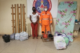 Bombeiros entregam donativos à vítima de incêndio em residência