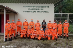 Comitiva do CBMMG visita laboratório de incêndios da UFV