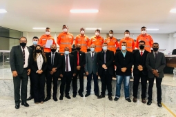 Bombeiros de Araçuaí recebem moção de aplauso