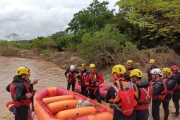 Militares treinam condução de embarcação em águas rápidas