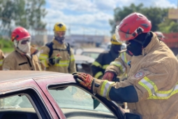 Militares do 7° BBM em Montes Claros realizam treinamento de salvamento veicular