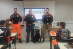 Bombeiro de Minas Gerais participa de curso inédito de busca, resgate, e salvamento com cães