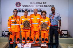 Comandante recebe comitiva mineira que participou da competição Bombeiros de Aço