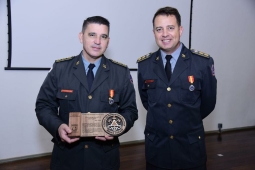 CAT homenageia bombeiros com Medalha do Mérito Militar