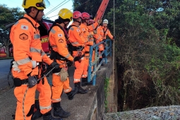 Bombeiros de Poços de Caldas realizam treinamento em altura