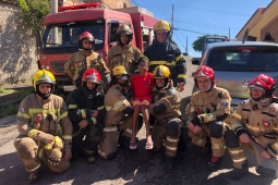 Bombeiros realizam visita surpresa para garoto que convive com doença autoimune