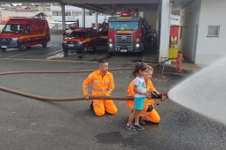 Bombeiros de Araxá recebem  crianças de Centro Educacional