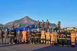 Bombeiros apoiam apresentação aérea em Governador Valadares