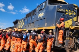 Bombeiros de Juiz de Fora realizam atividade de salvamento em locomotivas