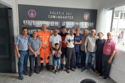 Veteranos visitam 1º BBM para colocar tarjeta em memorial